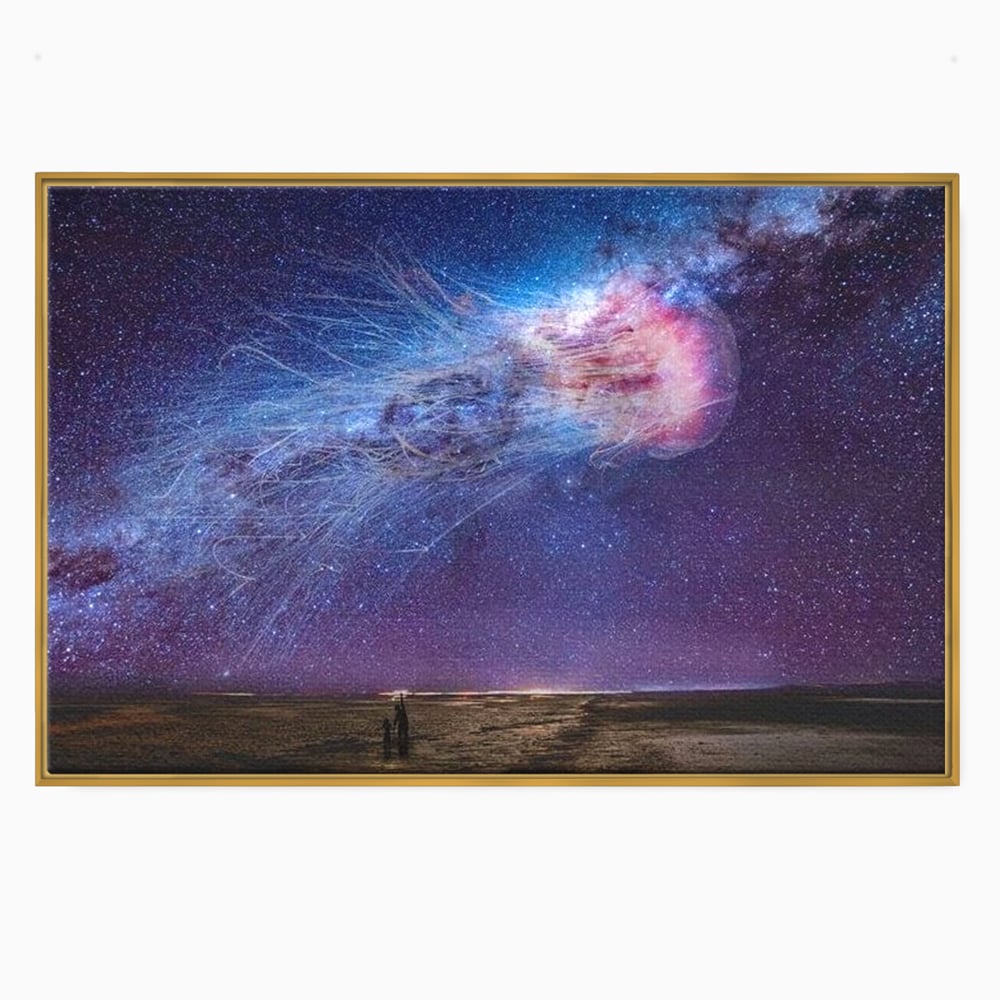 Tablou canvas cu ilustratie digitala cu meduza cosmica si stele, in rama de aluminiu auriu